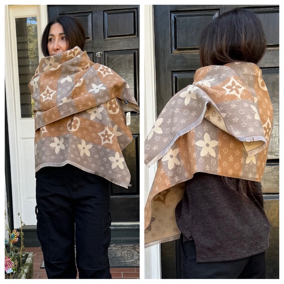 FABULOUS REVERSIBLE SCARF POSH LIVE LISTING - Picture 3 of 6